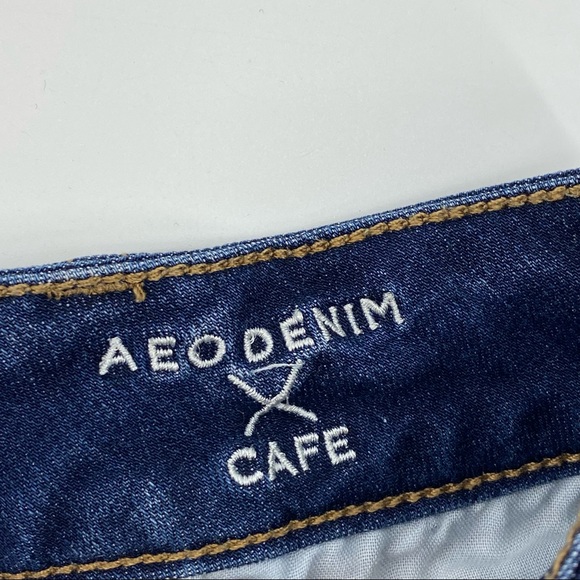 AEO Midi Super Super Stretch Denim X Cafe Cut Off Raw Hem Low Rise Shorts Size 4 - Picture 5 of 5